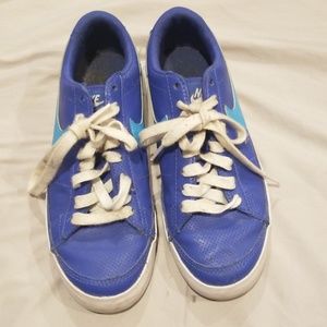 Nike leather tennis shoe